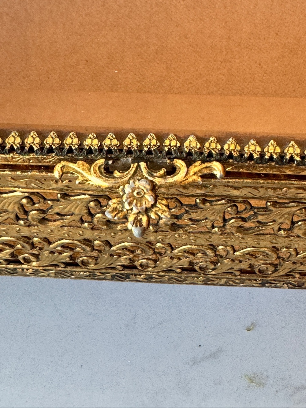 Vintage Ormolu Filigree Beveled Glass Jewelry Box with Cherub Feet - Picture 8 of 9